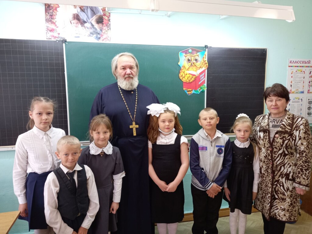 Священник Александр Баранов посетил общеобразовательную школу в селе Верхний Сускан